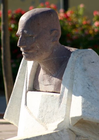 Praça Al Mouhatamid Ibn Abbad statue.jpg statue in Praça Al Mouhatamid Ibn Abbad gardens Silves